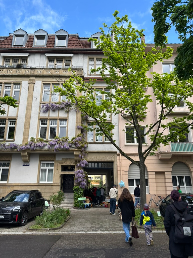 Frühling, Trödel und gute Nachbarschaft: Rückblick auf den Hinterhofflohmarkt in der Südweststadt